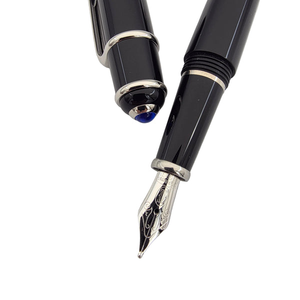 Close up of 18kt gold nib on Cartier Diabolo medium black and platinum fountain pen